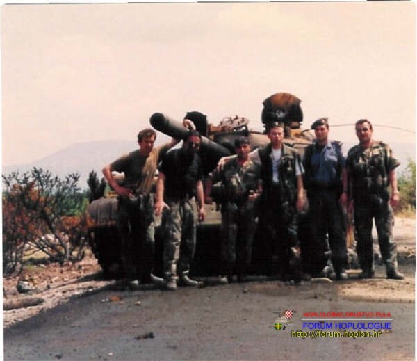 Destroyed_tank_on_the_road_to_Drnis_2.jpg