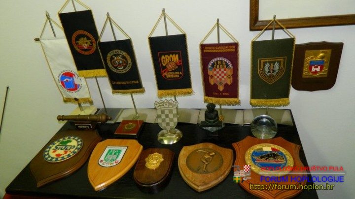 CZ99, kape i oznake 020.JPG