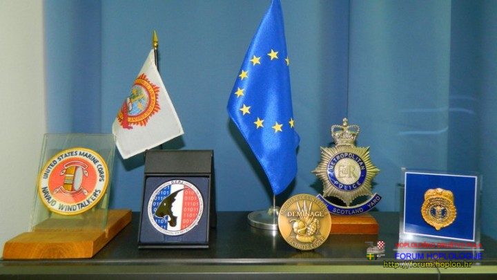 CZ99, kape i oznake 026.JPG